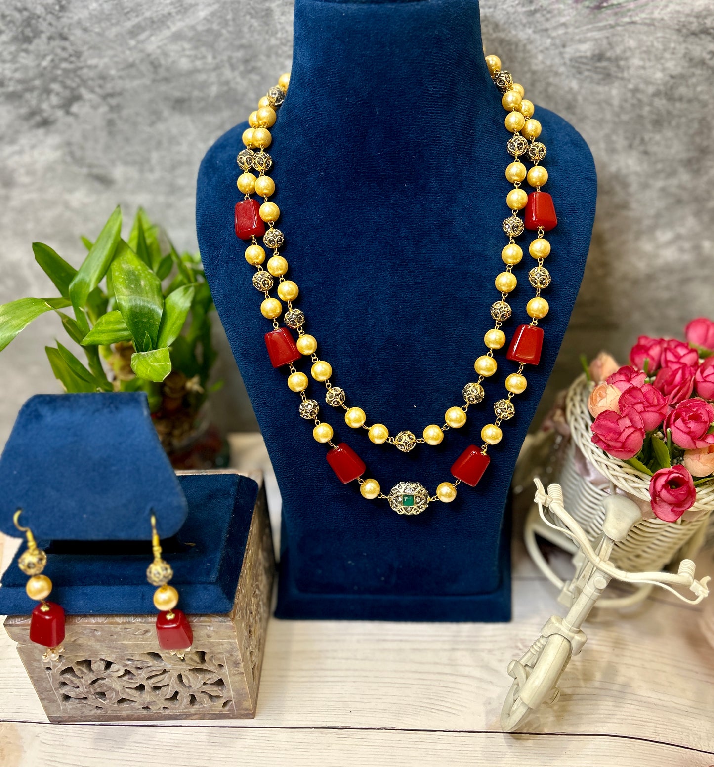 Red tumble pearl necklace