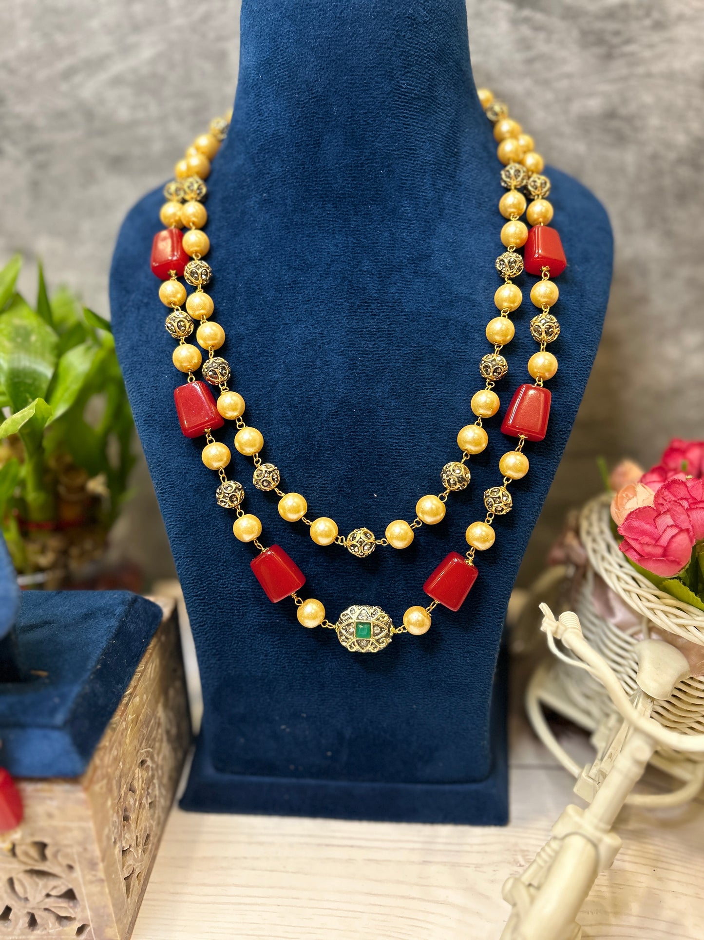 Red tumble pearl necklace