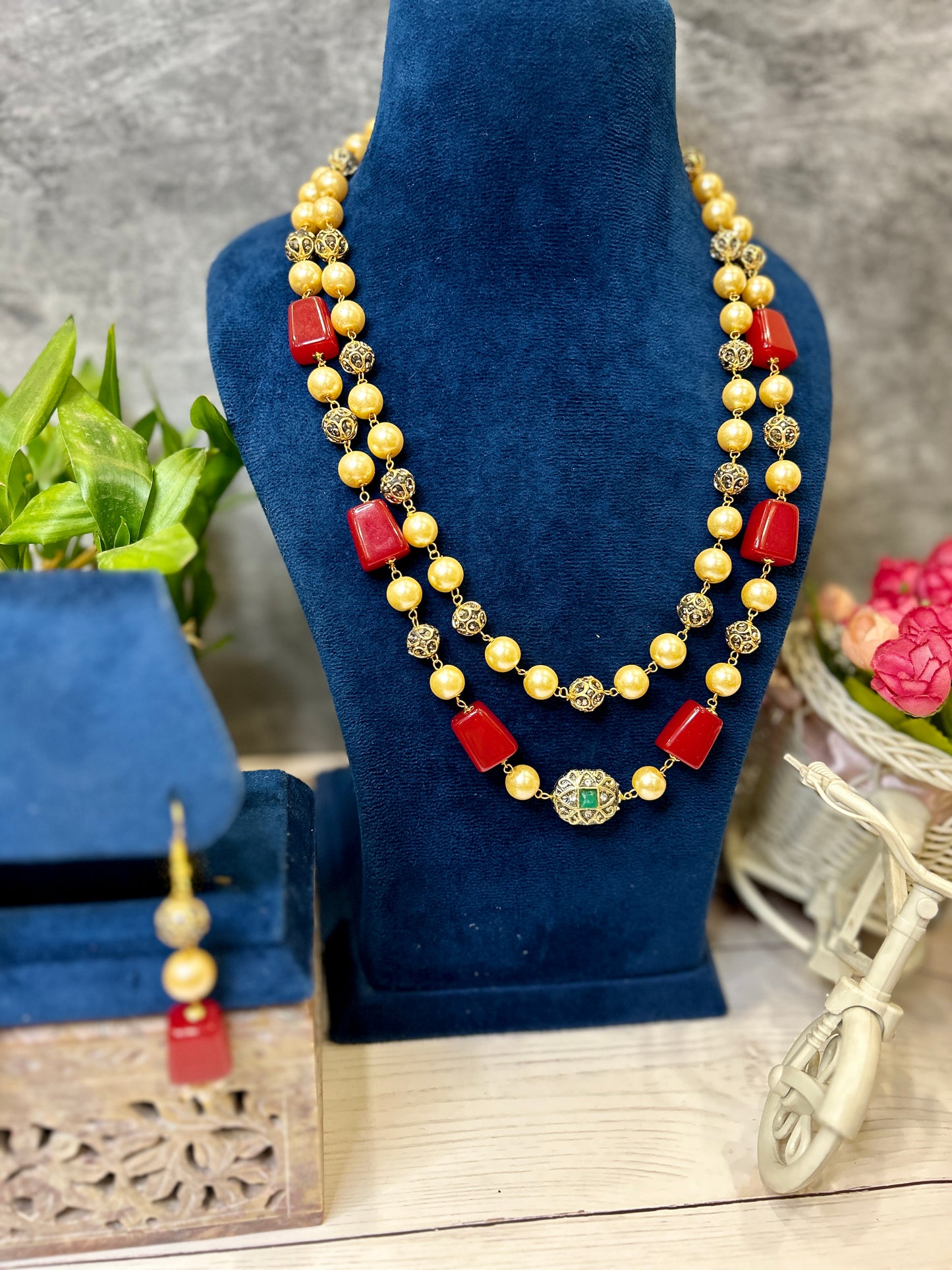 Red tumble pearl necklace