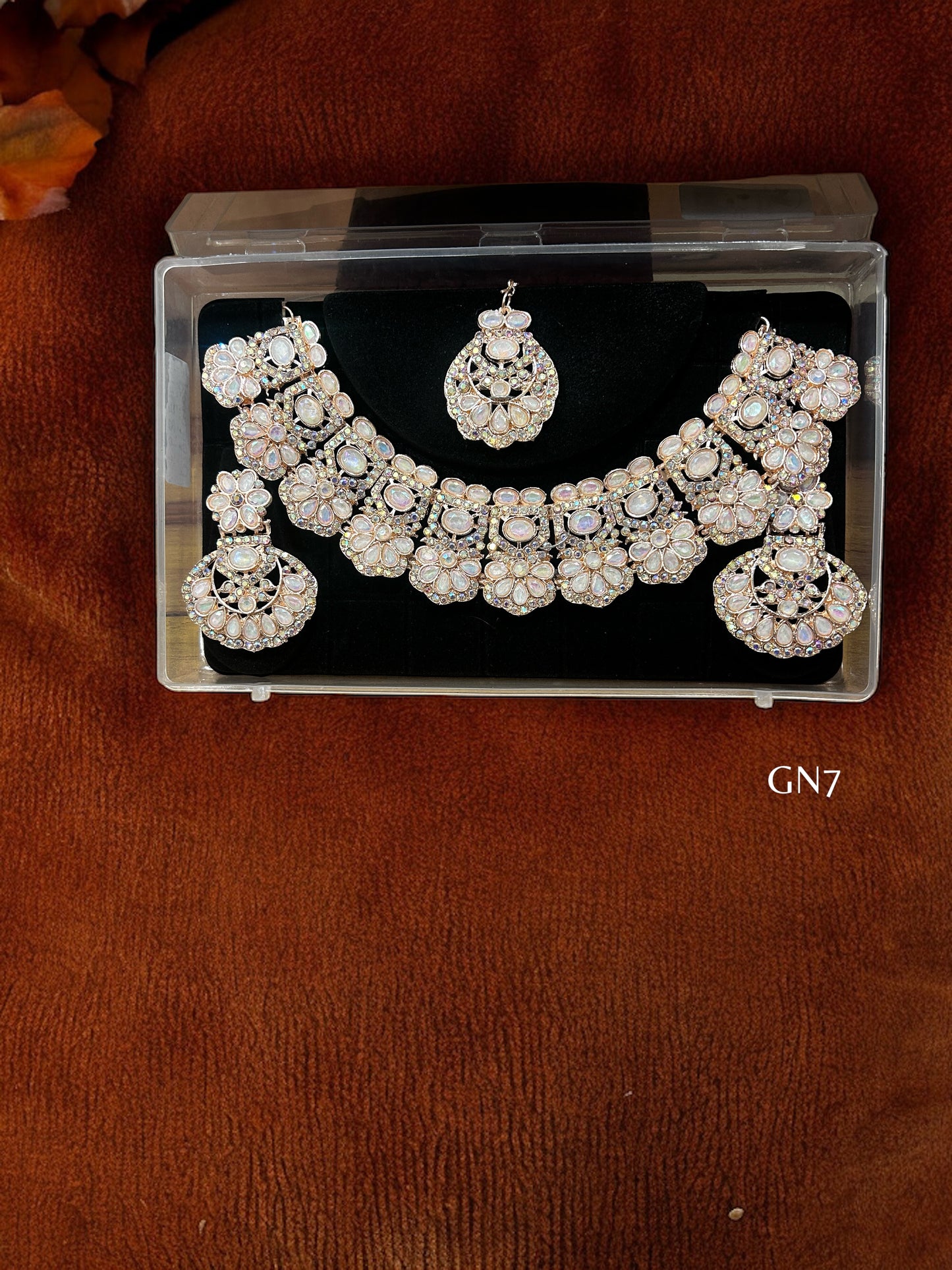 Suhani necklace set including mangtika