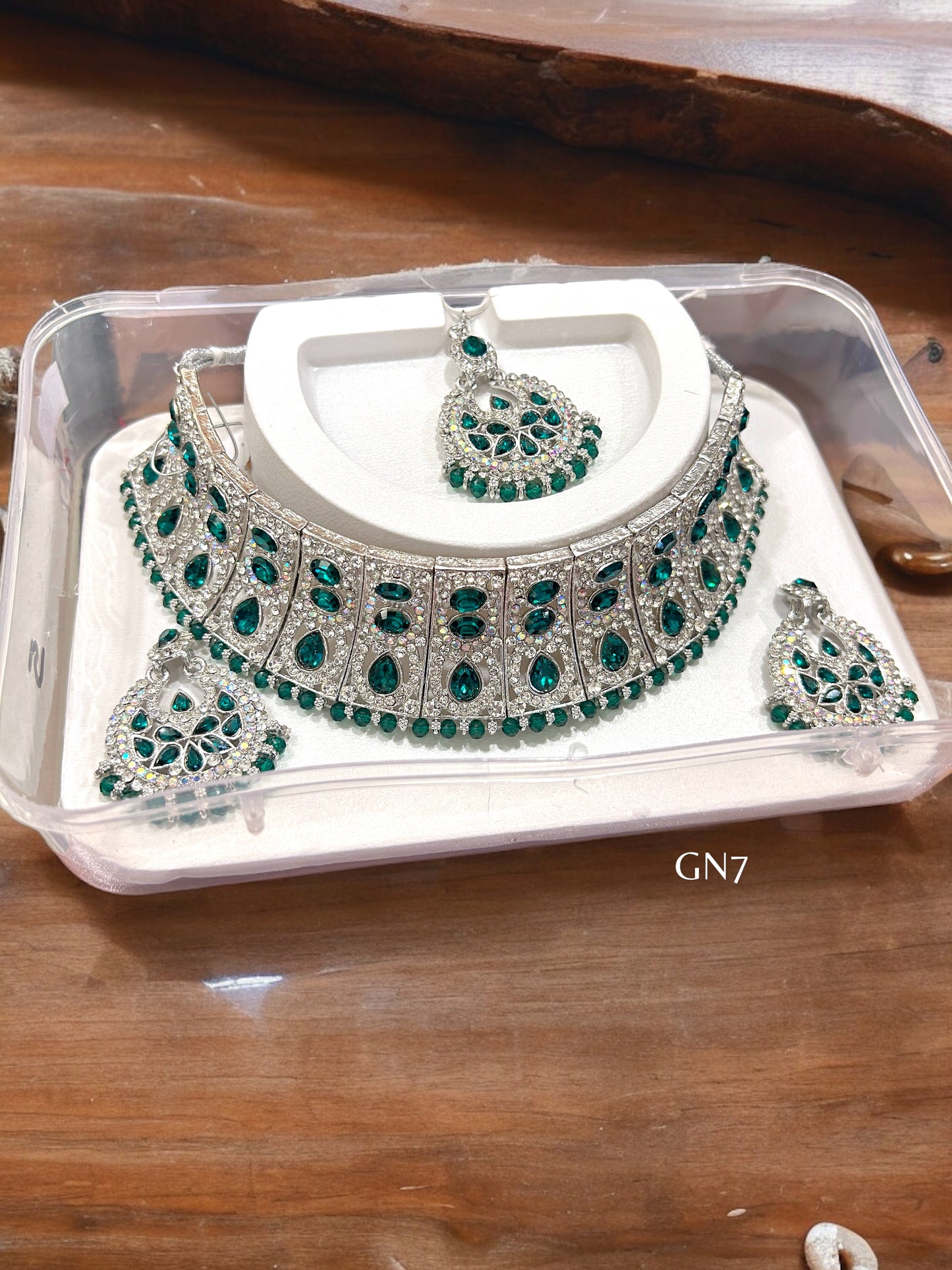 Emerald green choker set