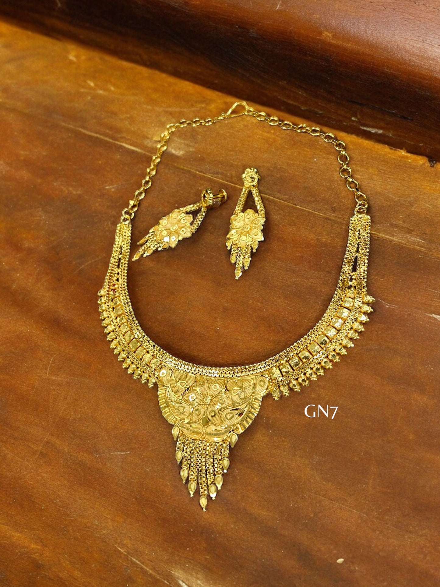 Ravishing gold necklace set