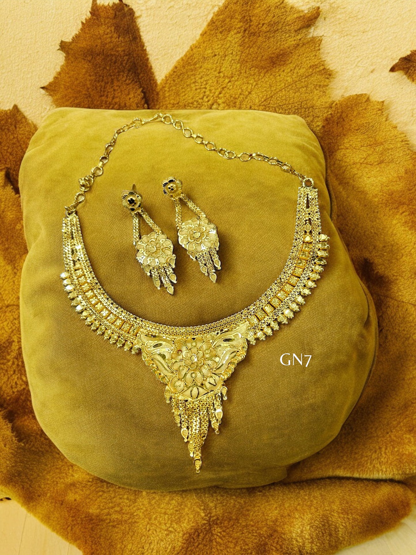 Raksha gold necklace set