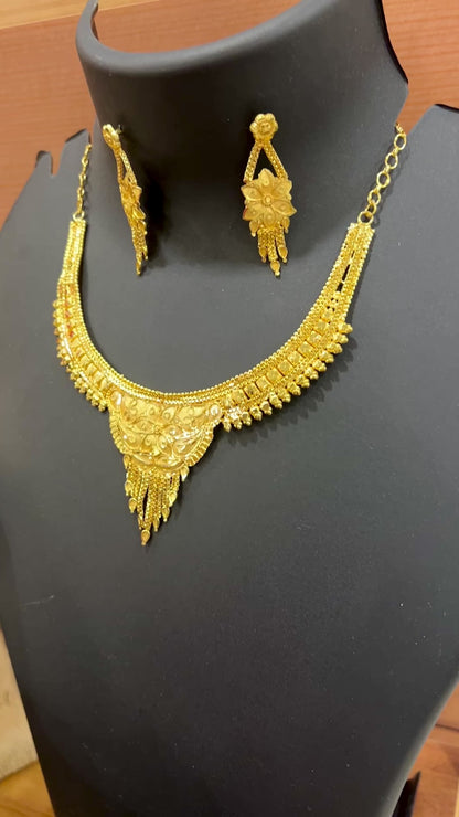 Buttery gold necklace set